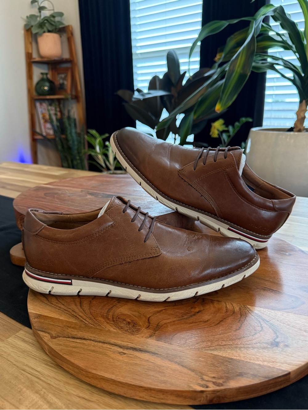 Tommy Hilfiger Brown Leather Oxford with White Sole Men’s Size 10